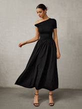 Langes Kleid mit asymmetrischem Ausschnitt und Plissee